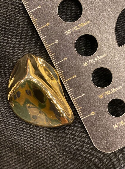 Broche Chocolate Doce Dourado