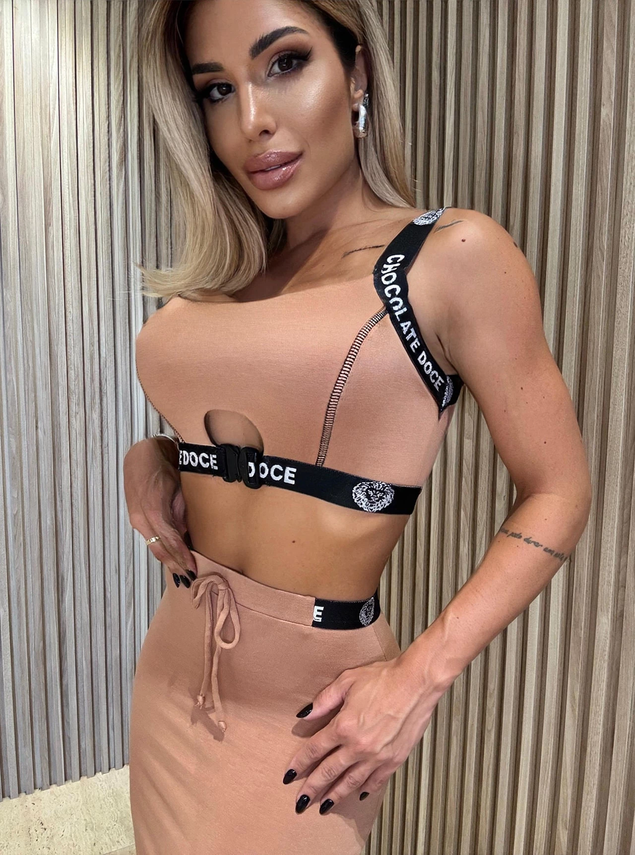 Conjunto de top e saia curta Chocolate Doce Alana Nude