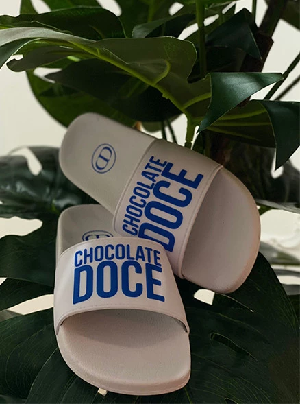 CHINELO CHOCOLATE DOCE BRANCO2 ESCRITA AZUL